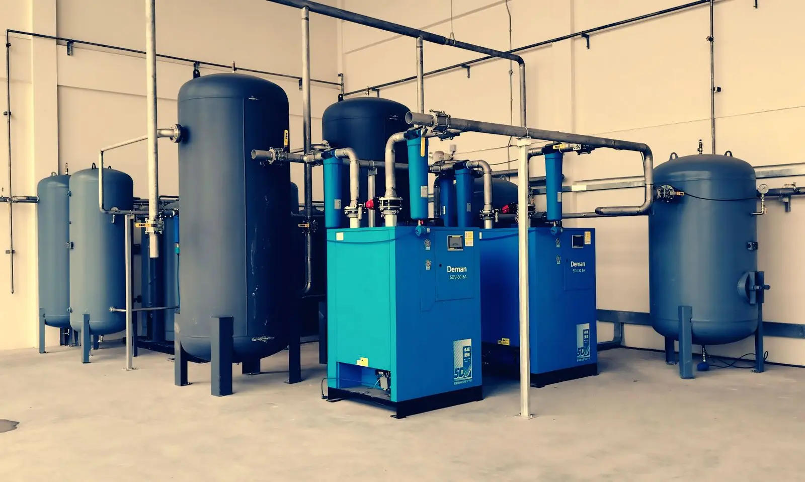 Kompresör ve basınçlı hava tanklarından oluşan gerçek teknik hacim
